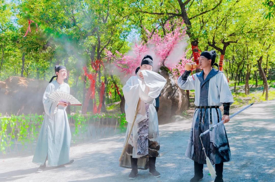 沂蒙山龟蒙景区《登蒙山 天地宽》行浸式演艺,庞文卿、李白、杜甫带领游客同游蒙山