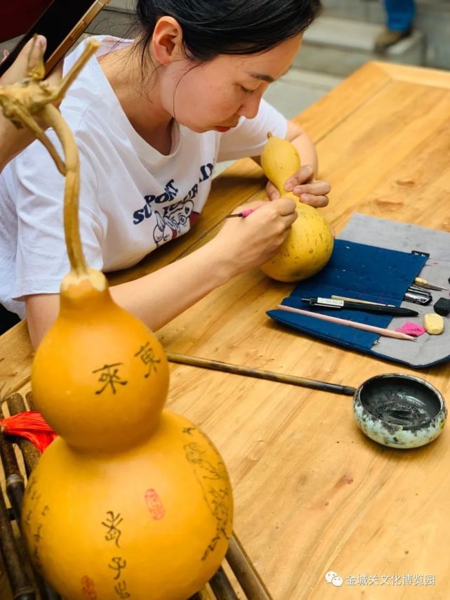 ▲非遗传承人现场展示刻葫芦技艺　金城关文化博览园供图