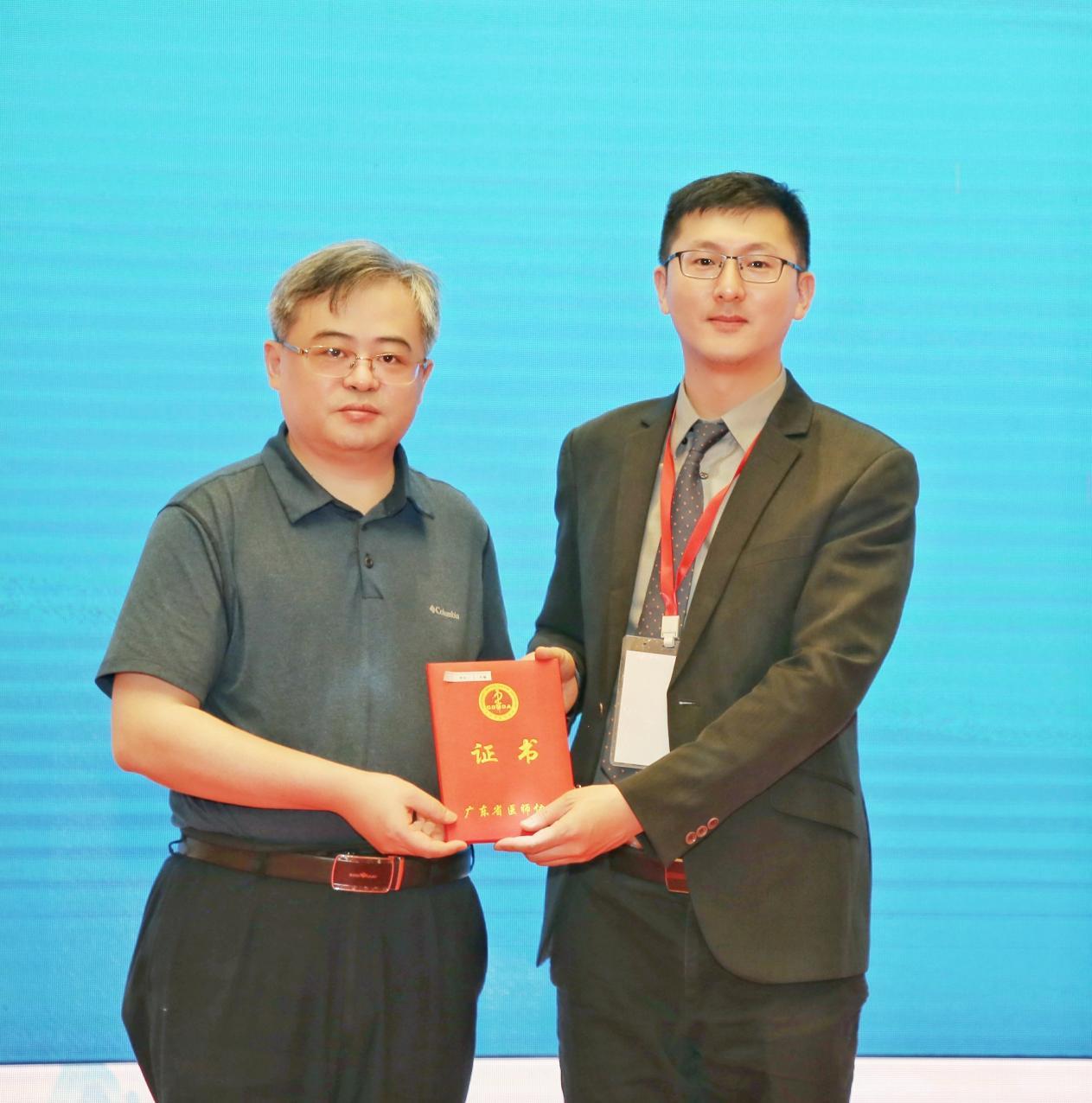 吴泽宇主委为许楠组长颁发聘任证书