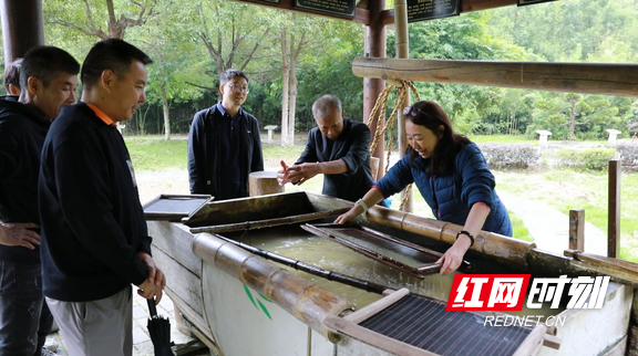 游客体验亲手“抄”出纸的乐趣。