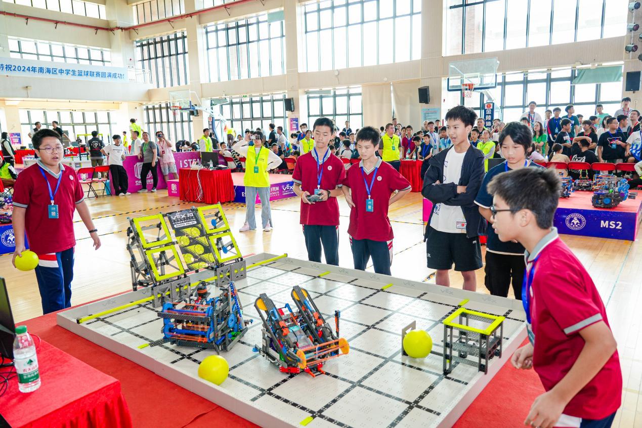 （石实实验学校初中组6688A队在赛场上高度专注）