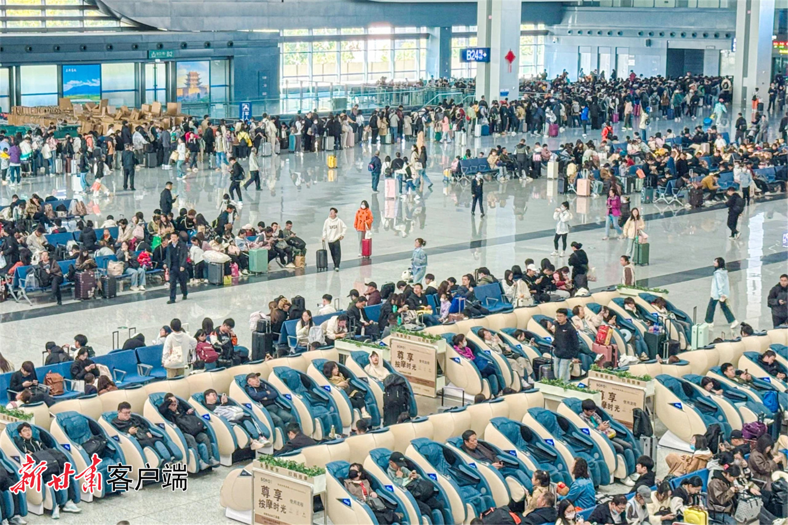 国庆节首日的兰州西站候车大厅（兰州铁路局供图）