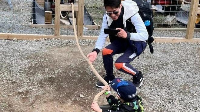 撒贝宁全家在加拿大被偶遇！5岁儿子酷帅可爱，妻子李白大长腿抢镜封面图