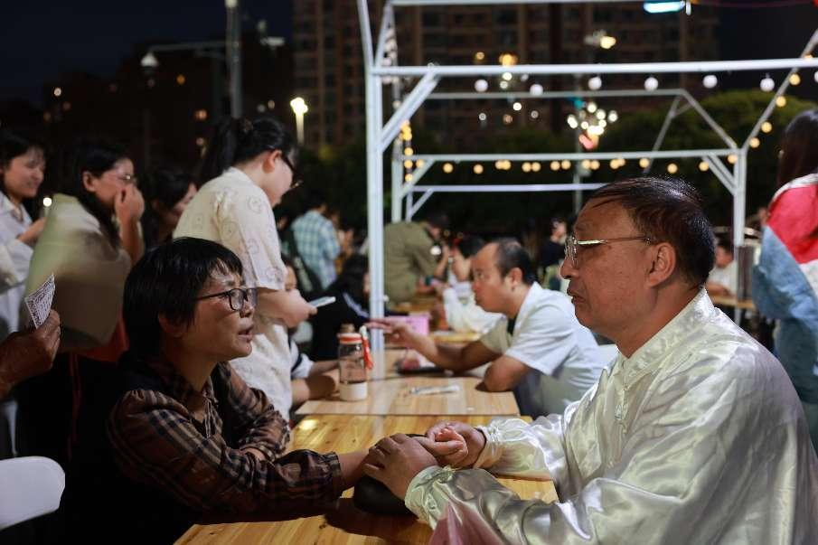 ▲现场专家细心问诊。