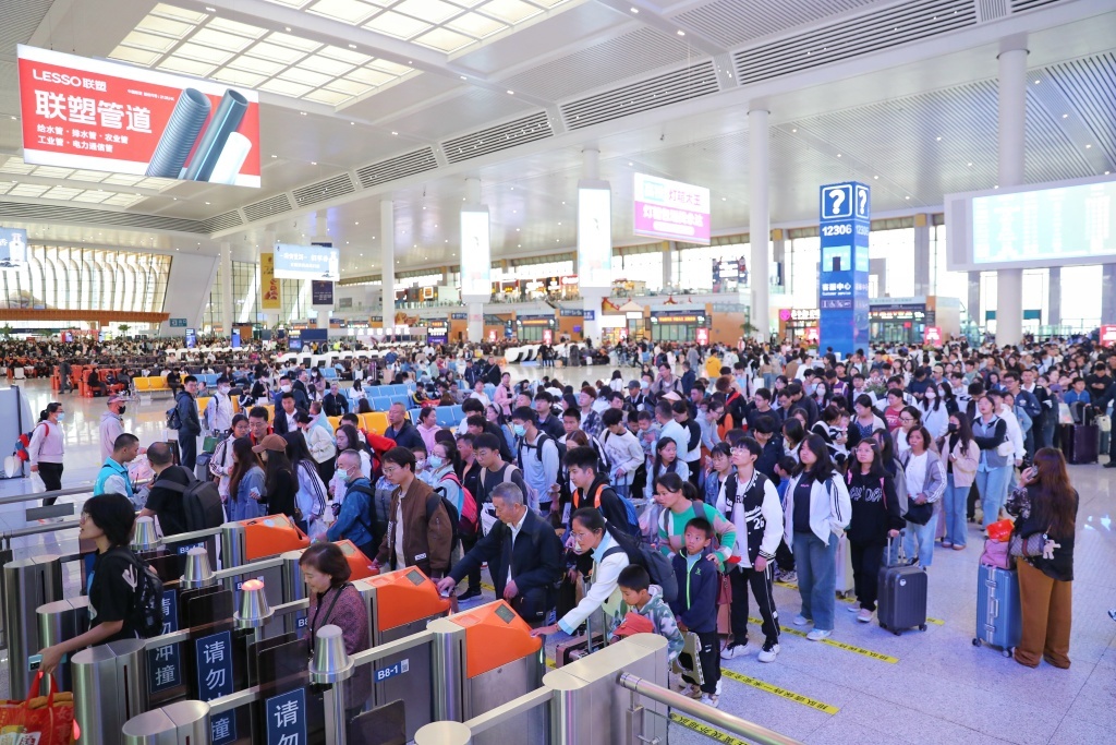 云南昆明站，出行旅客。国铁昆明局　图