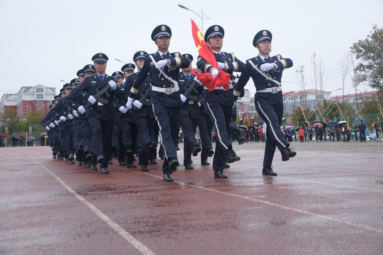 （虎林市国庆节升旗仪式现场 摄影：王虎彪）