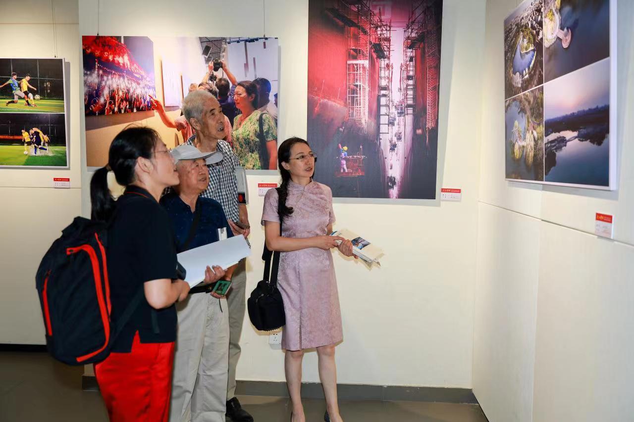 市民观看“大江云帆”庆祝中华人民共和国成立75周年主题书画影作品展。王跃先摄