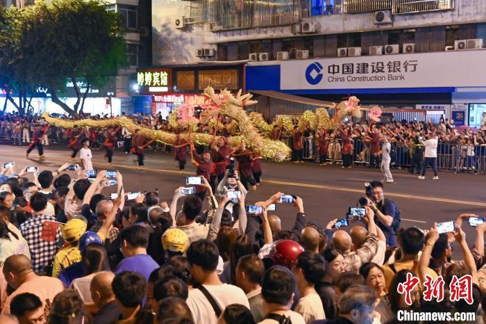 四川乐山非遗巡游万人齐聚庆国庆