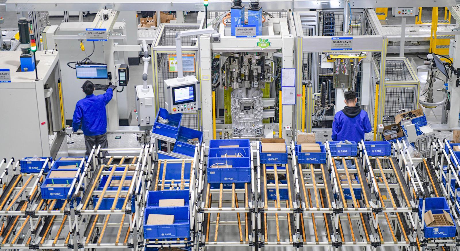 法士特高智新工厂装配自动化率达到70%以上，人均产值提高5倍多。（资料图片）记者窦翊明 摄