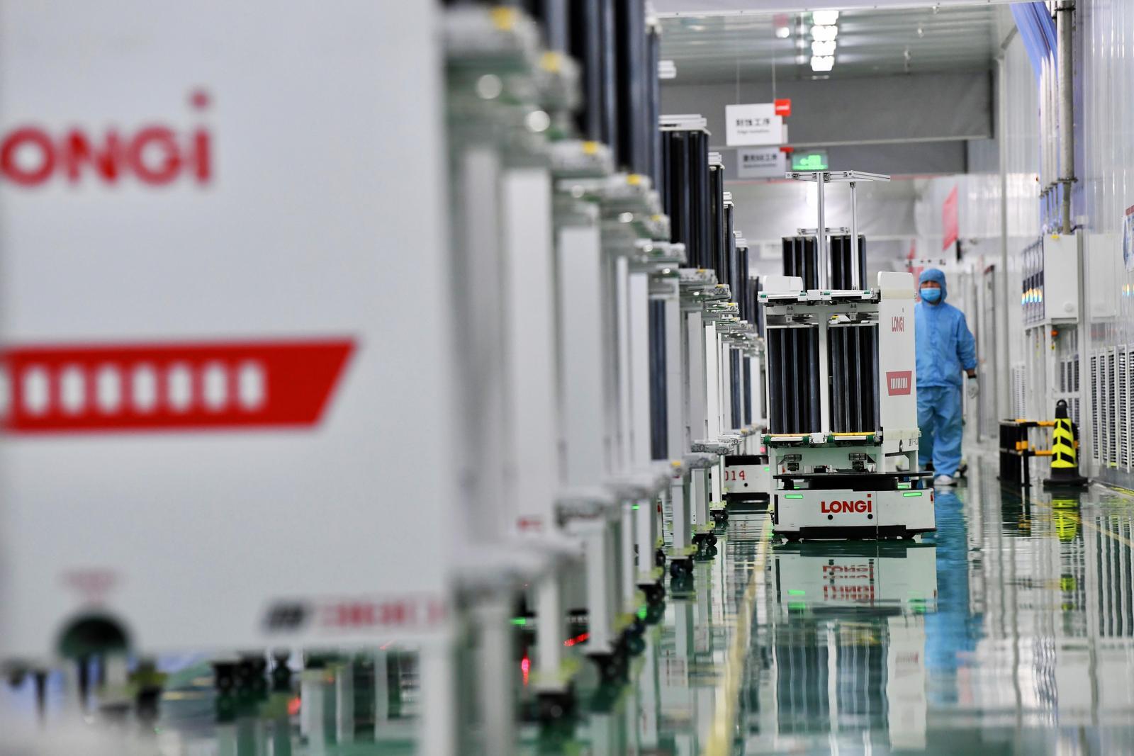 隆基乐叶车间里随处可见的AGV自动化小车“搬运工”将物料送达指定地点。（资料图片）记者翟小雪摄