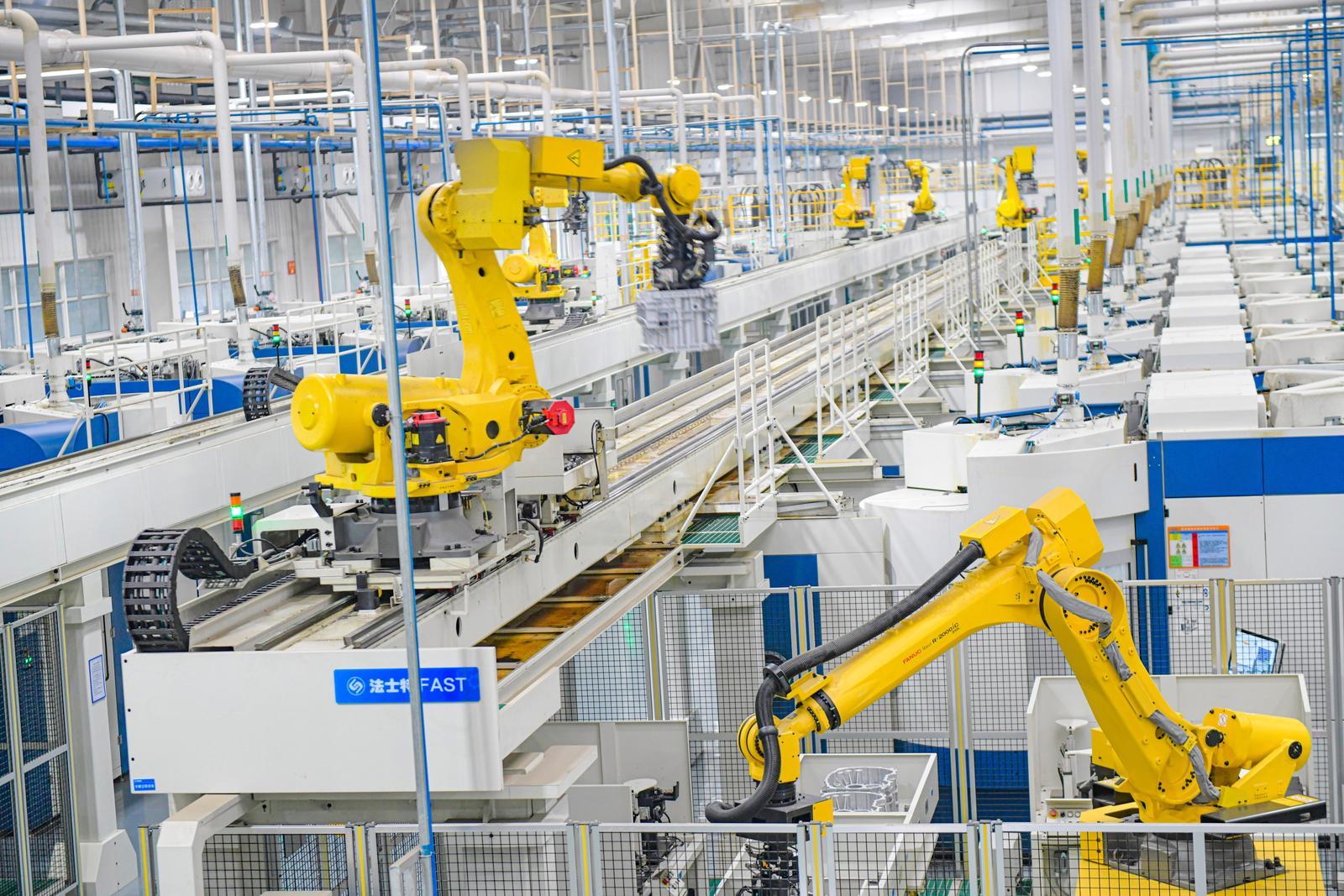 工业机器人在法士特高智新工厂广泛替代人工生产,.