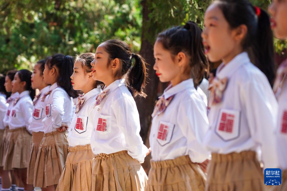 9月28日，在2024甲辰年公祭孔子大典上，小学生在曲阜孔庙诵读儒学经典。新华社记者 朱峥 摄