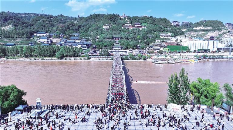 国庆假期市民游客纷纷前往中山桥拍照打卡 兰州日报社全媒体记者 张泽斌 摄