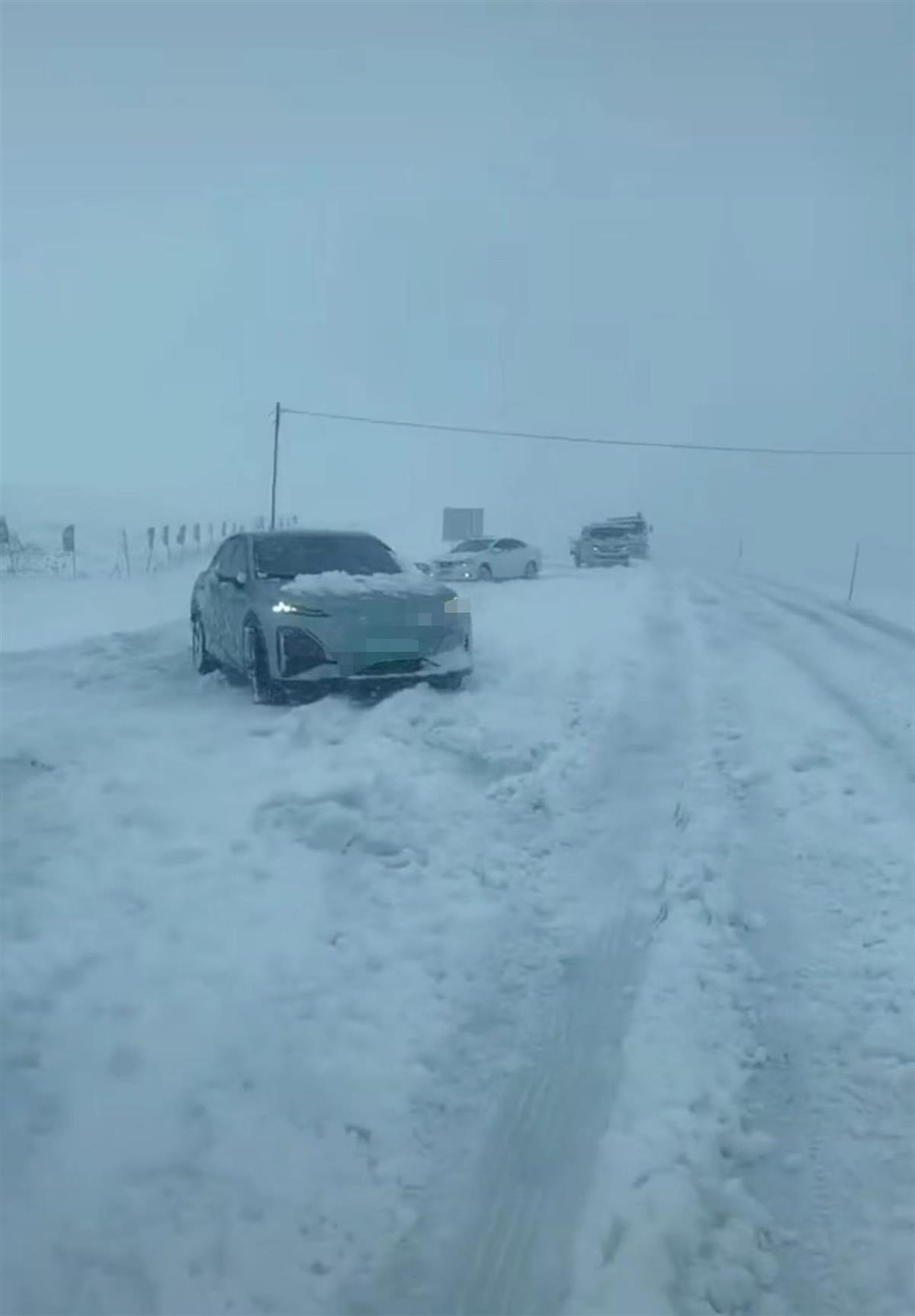 呼伦贝尔大雪致多车被困，旅游大巴被困一天一夜，30余名乘客获救援安置