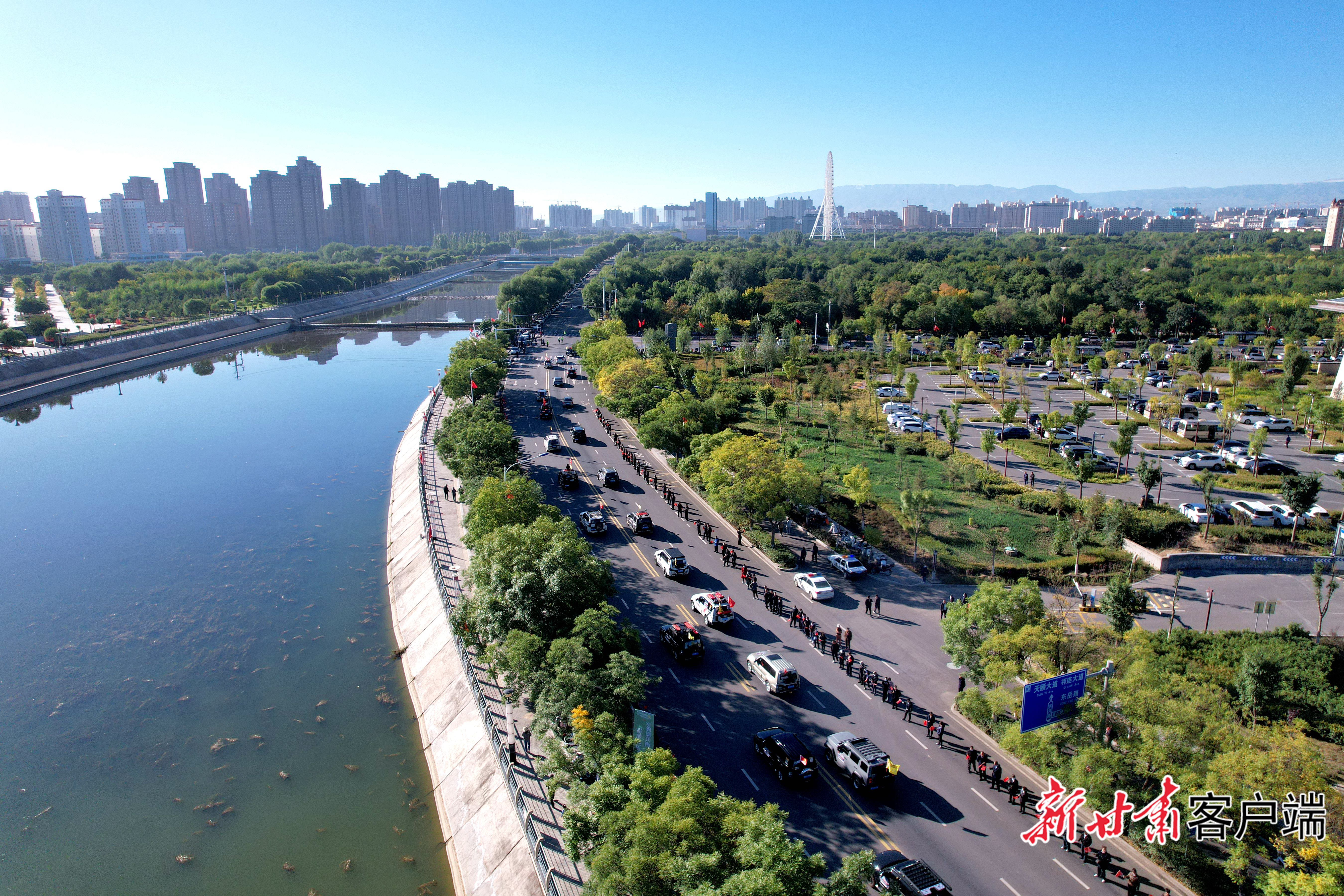 车队在行进中　新甘肃&middot;甘肃日报记者　金奉乾　摄