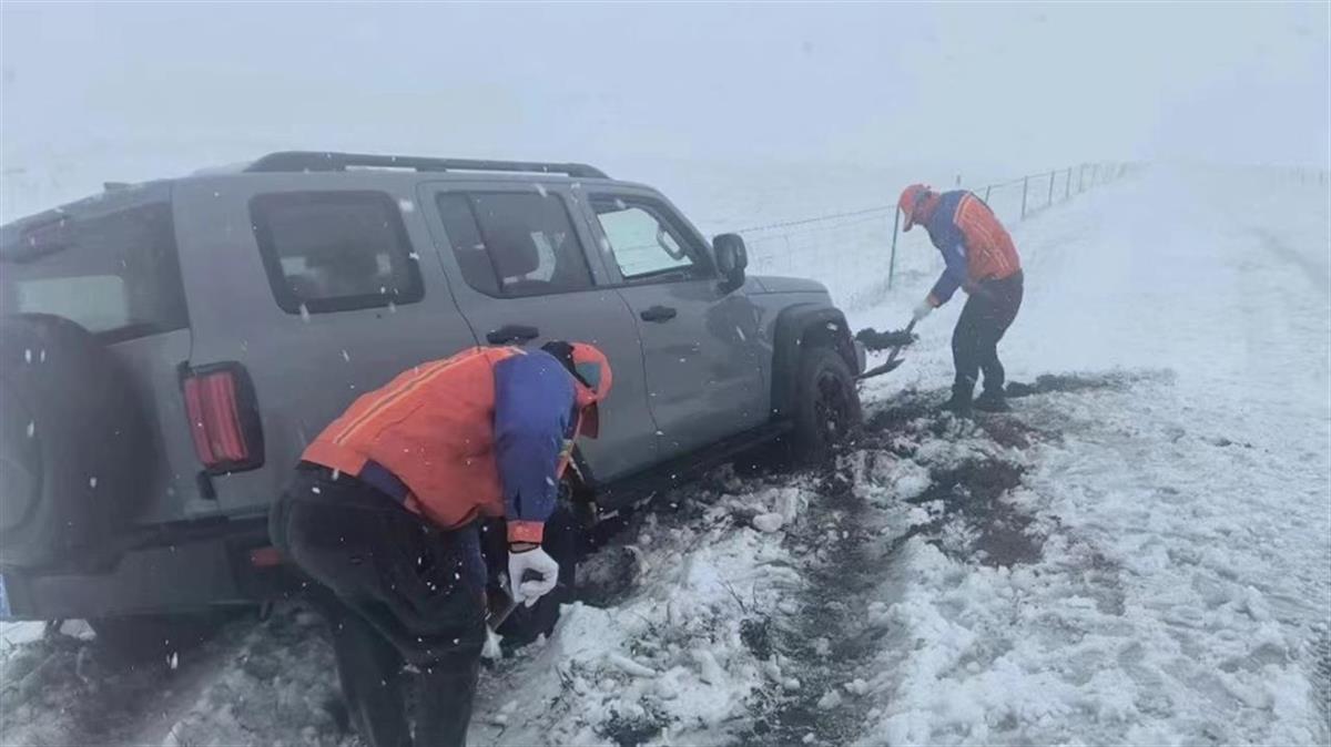 呼伦贝尔大雪致多车被困，旅游大巴被困一天一夜，30余名乘客获救援安置