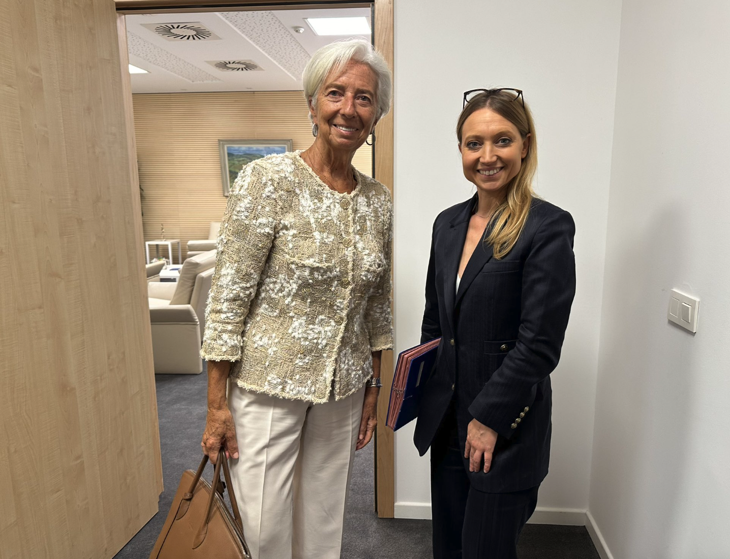 直球暗示降息，拉加德表示10月会考量“增强的控制通胀信心”_凤凰网