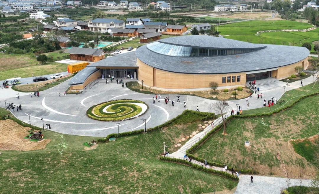 游客在洪江市高庙遗址博物馆参观