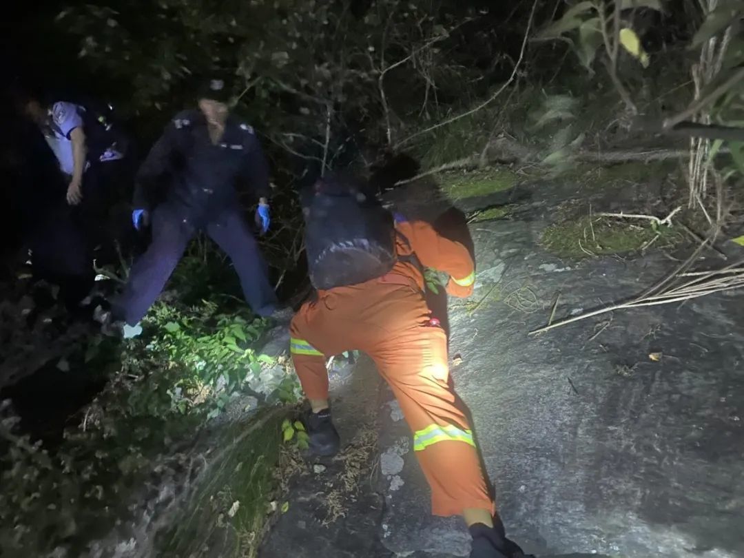 警方紧急救援7个多小时 8名游客被困庐山秀峰终获平安