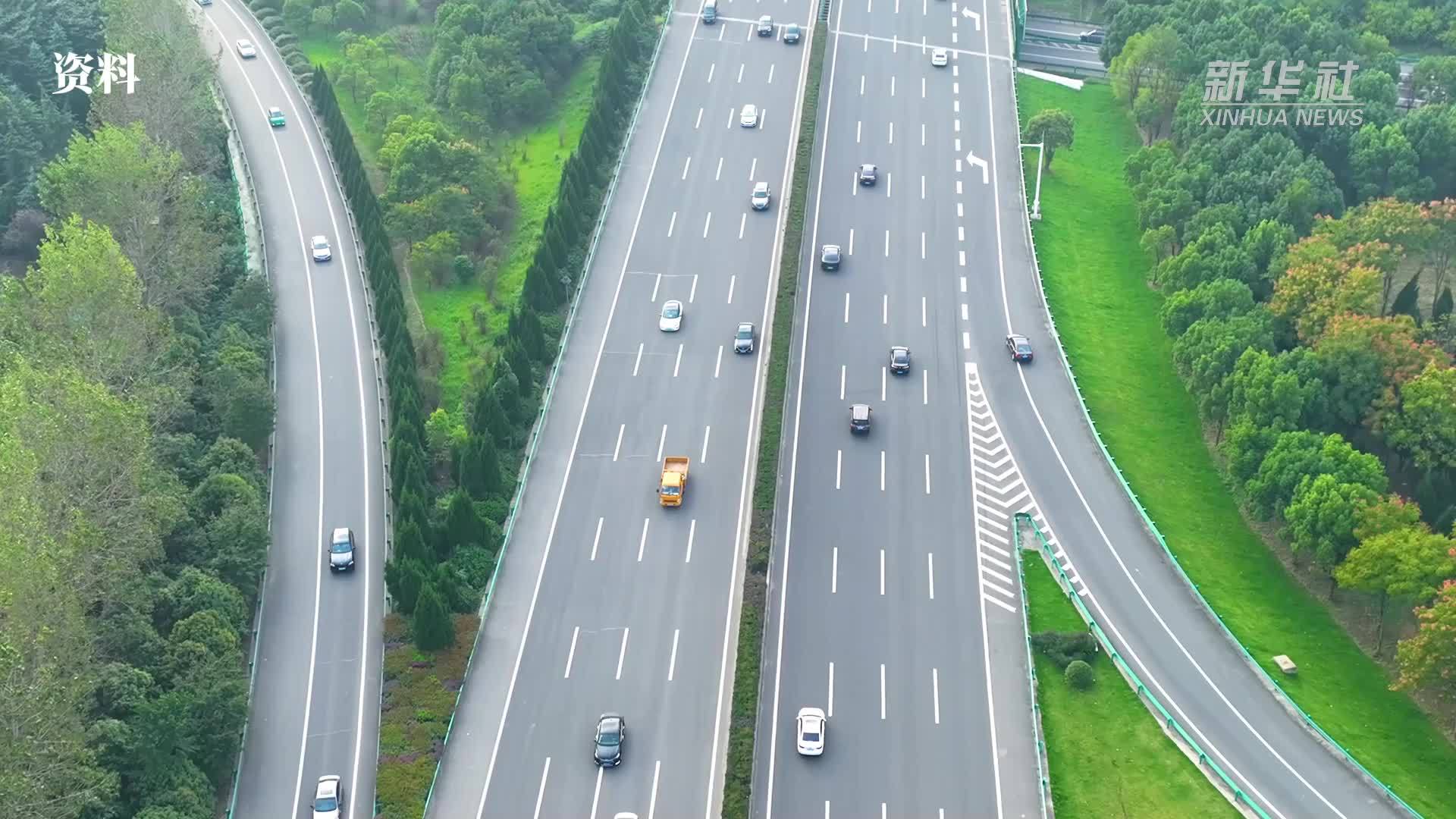 移动充电机器人高速服务区上岗满足假期新能源汽车出行需求