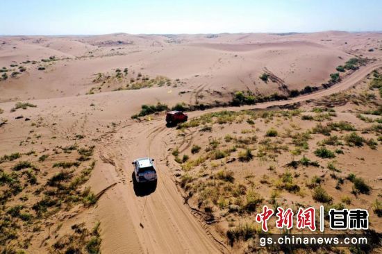 参赛越野车在沙漠赛道上疾驰 白瀚岷摄