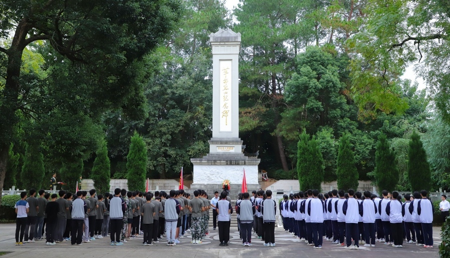 安远举行烈士纪念日活动(图)