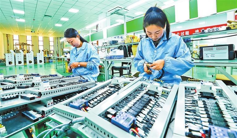 张掖市智能制造产业园内，工作人员在甘肃陇仪智能科技智能水表生产线上检测产品主板性能。新甘肃&middot;甘肃日报通讯员　王将