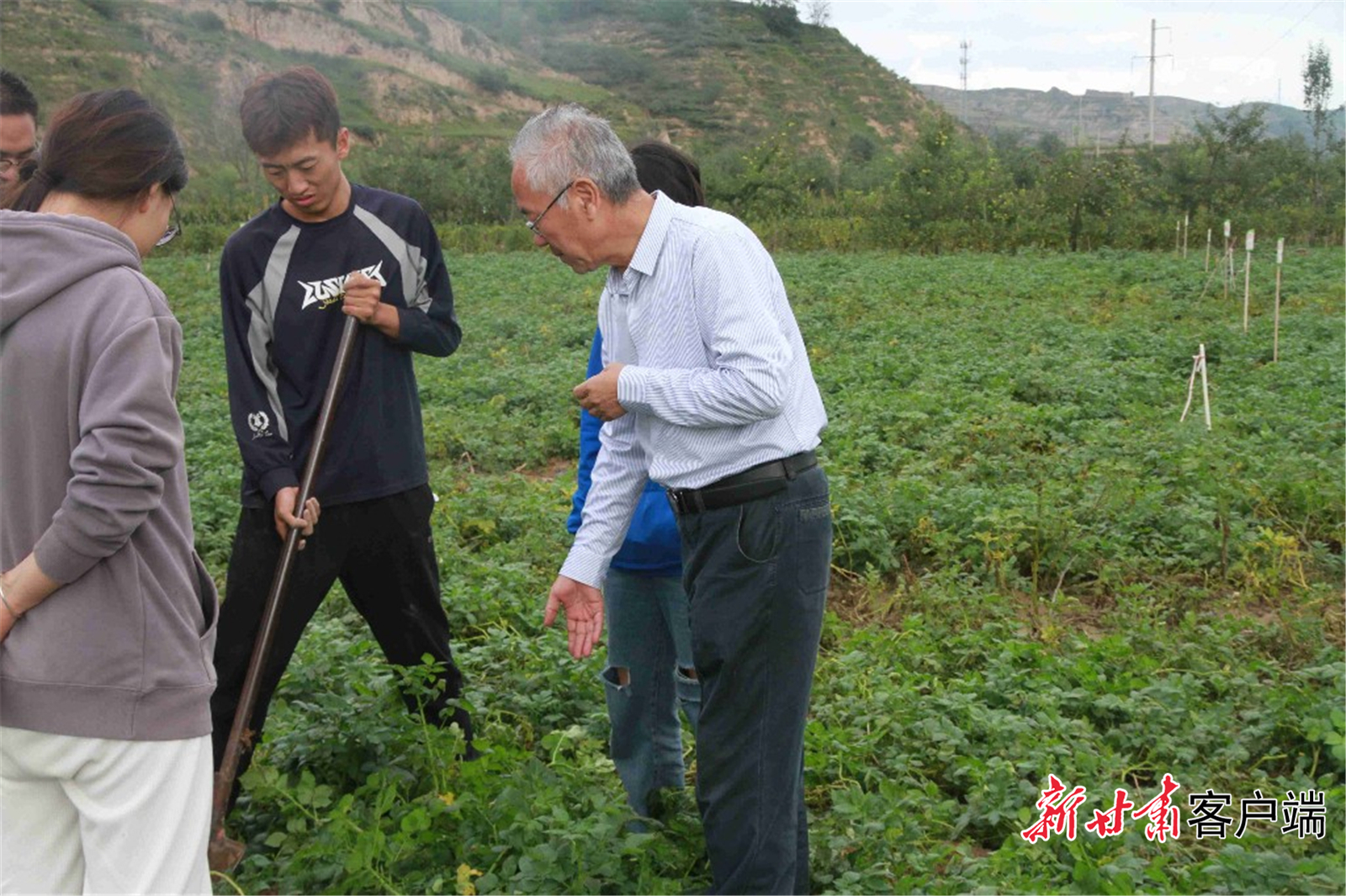 柴守玺带领学生将试验带到田间地头