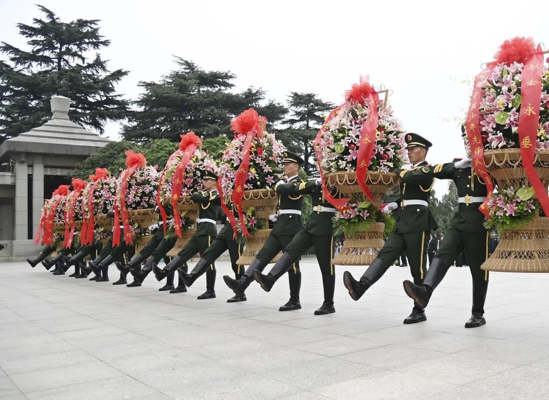 徐州市举行向淮海战役烈士敬献花篮仪式