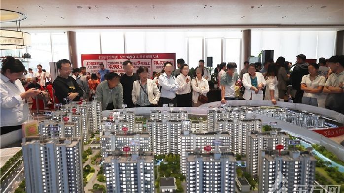 直击上海楼市新政施行首日:售楼处人头攒动,有人六七点就排队认筹_凤凰网