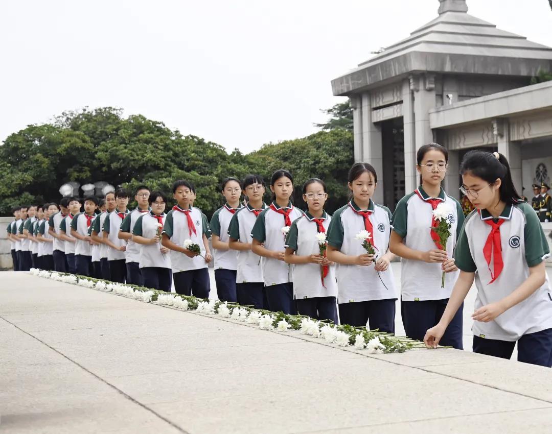 徐州市举行向淮海战役烈士敬献花篮仪式