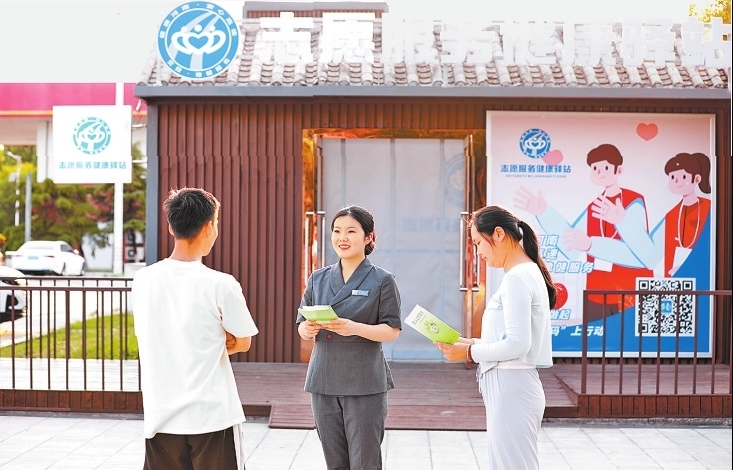 在郑州北服务区健康驿站,志愿者为过往司乘提供健康监测、常用药品、应急医疗等健康服务保障。河南交投集团供图