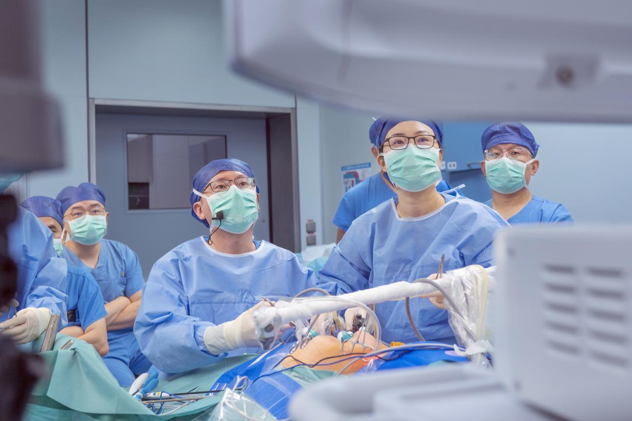 许楠医生团队进行手术演示
