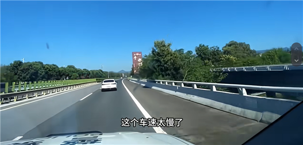 女司机高速公路上40km/h龟速行驶 被训：你会不会开车 这么慢还不如走国道