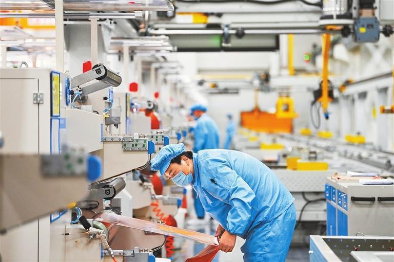 工人在甘肃海亮新能源材料有限公司铜箔车间生产线上作业　新甘肃&middot;甘肃日报记　丁凯