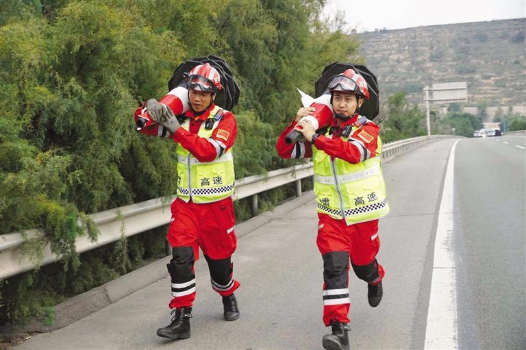 张焕明（右）和张建平在高速路上实施救援