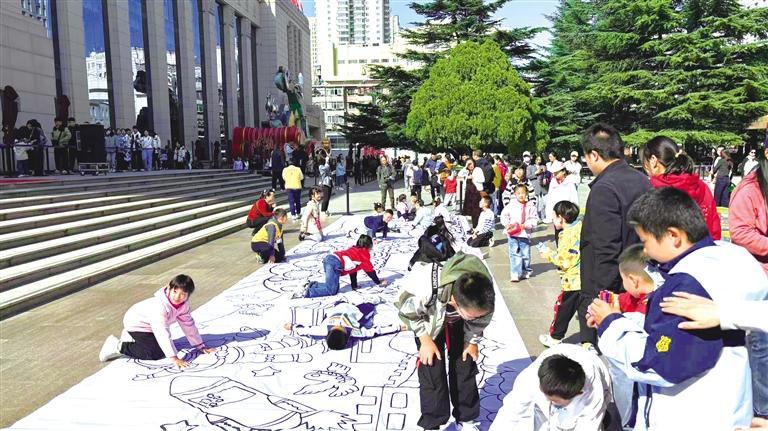 50名小朋友参与“百米画卷迎国庆”主题绘画活动