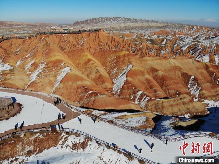 图为游客在雪后的张掖七彩丹霞旅游景区游览。(资料图) 杨艳敏　摄