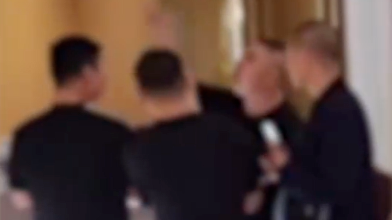 自助餐厅回应顾客吃得多被赶走：他自带盆吃，没赶他走