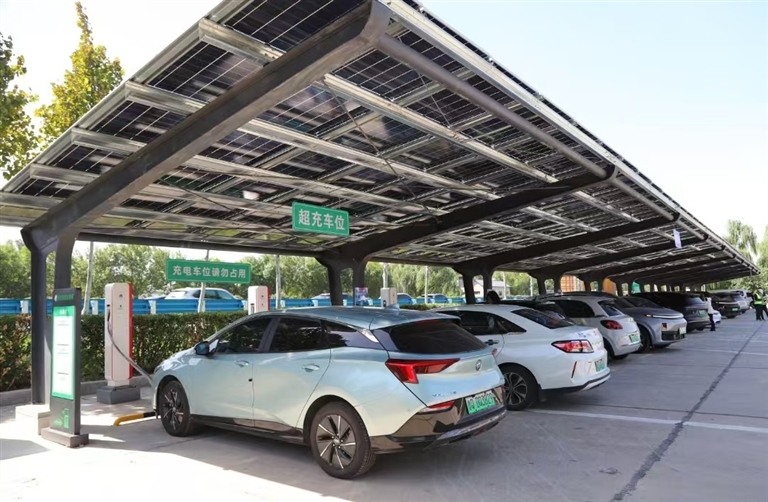 在连霍高速郑州北服务区,超级充电站停满了正在充电的新能源汽车。记者 郭北晨 摄