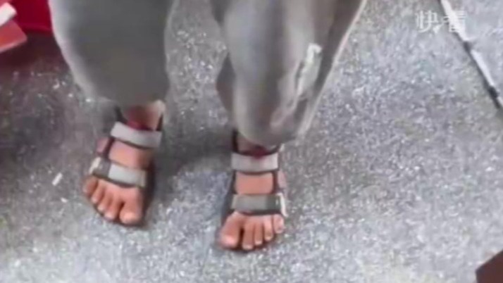 学生穿不合脚的凉鞋跑第一，老师心疼了
