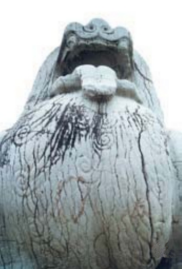 东石辟邪胸前浅刻线云纹