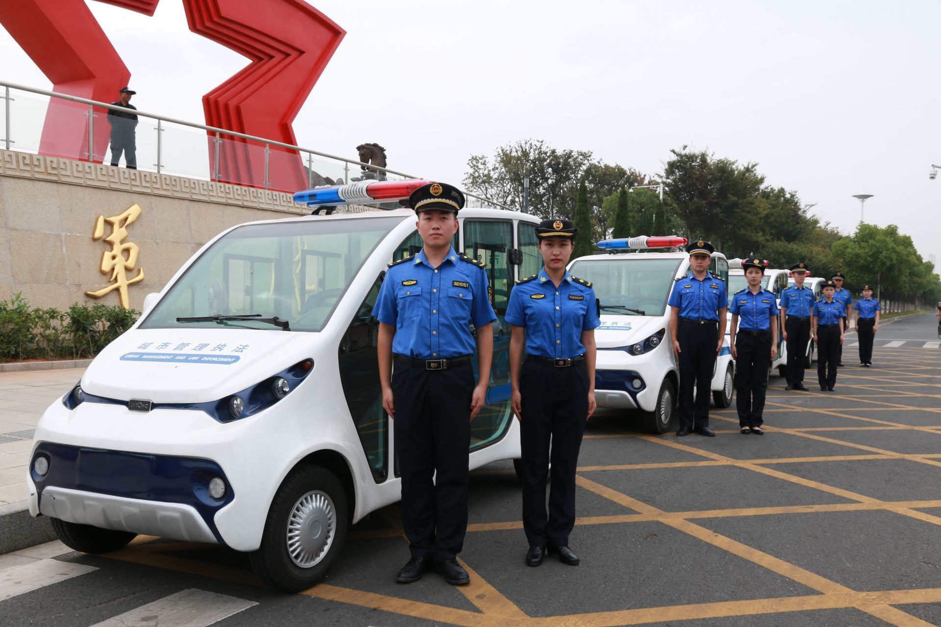 图为南昌市规范化配齐配全执法装备