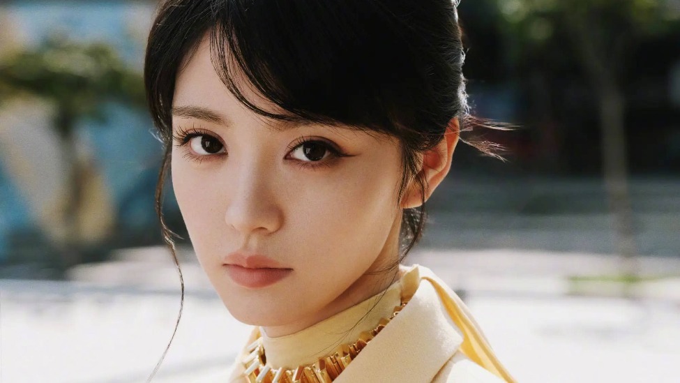 田曦薇的车被曝违章驾驶，无牌照还占用应急车道，经纪公司回应封面图