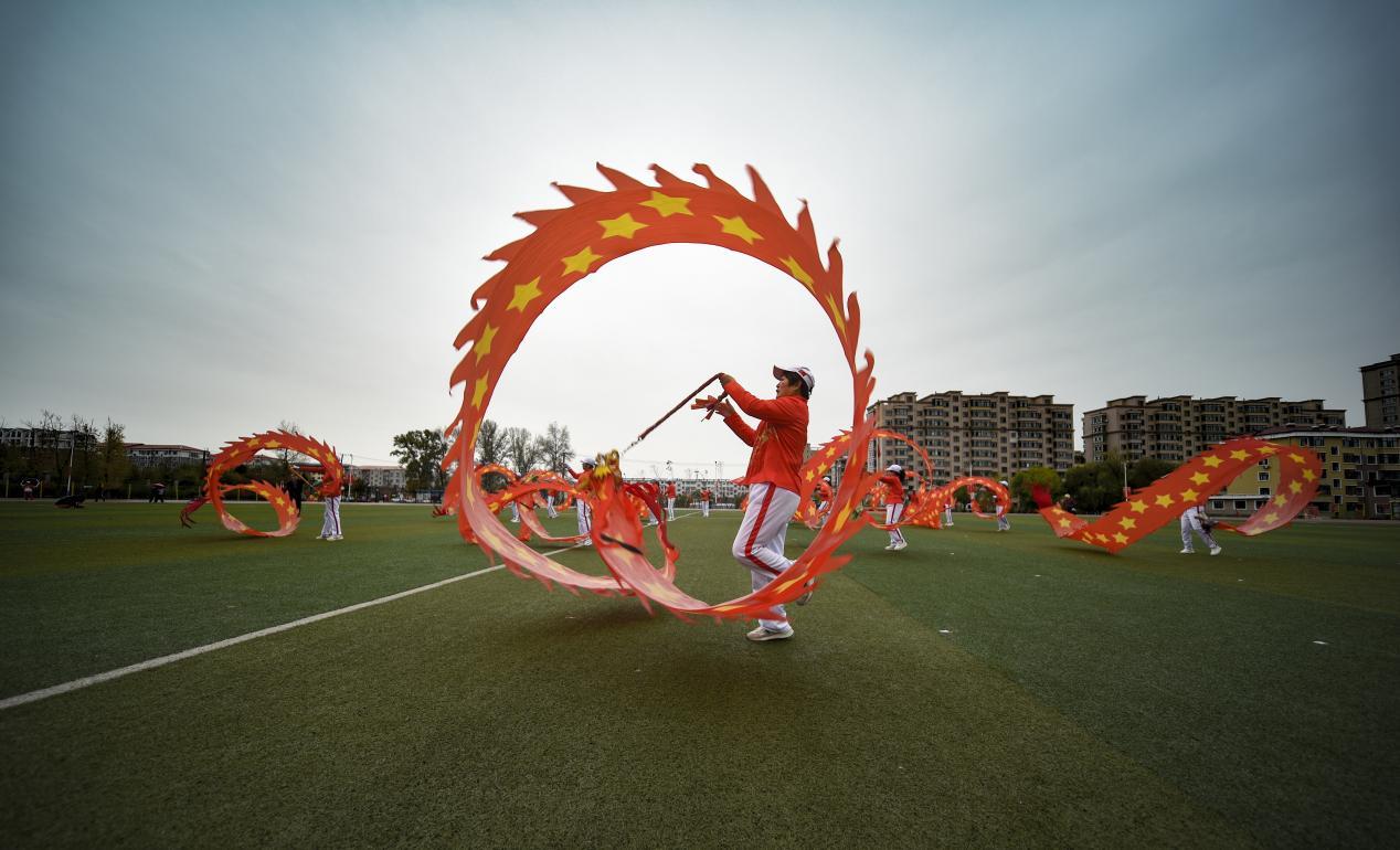 （虎林市国庆节升旗仪式展演活动现场 摄影：王虎彪）