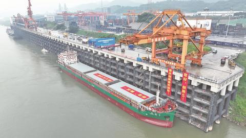 江津加快建强西部陆海新通道重庆主枢纽，构建西部陆海新通道重庆主枢纽大通道大枢纽大物流大产业联动发展格局。位于重庆枢纽港产业园（江津片区）的珞璜港、小南垭铁路物流中心等为工业发展提供了便捷的大通道。今年5月，长江上游首条江海直达航线首航成功，“万吨级”江海直达船“创新5”号抵达珞璜港。 钱彦龙 摄