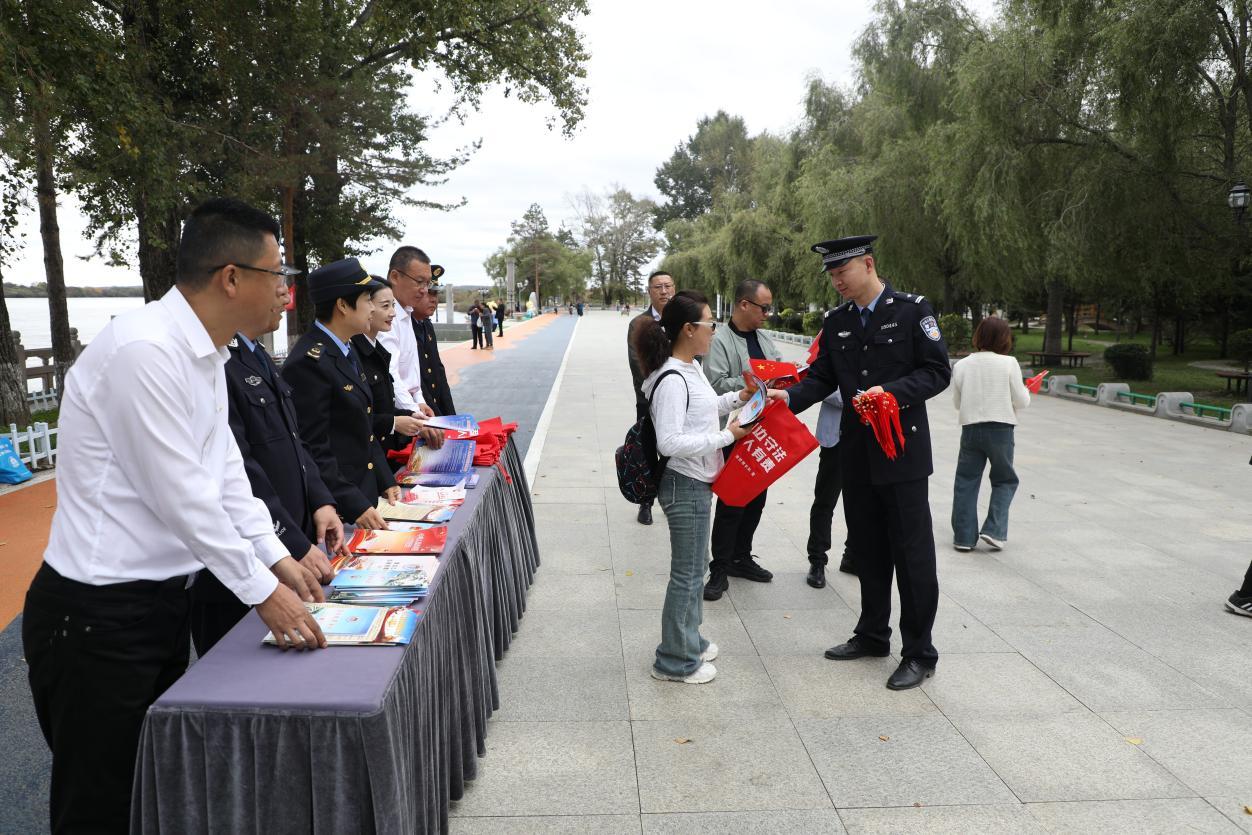 （“国旗在我心中—同走戍边路 传承守边情”现场 摄影：郝金龙）