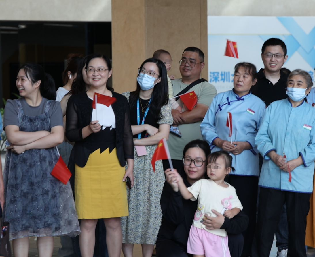 快闪迎国庆  “医”心护健康 华南医院医护快闪活动向祖国告白