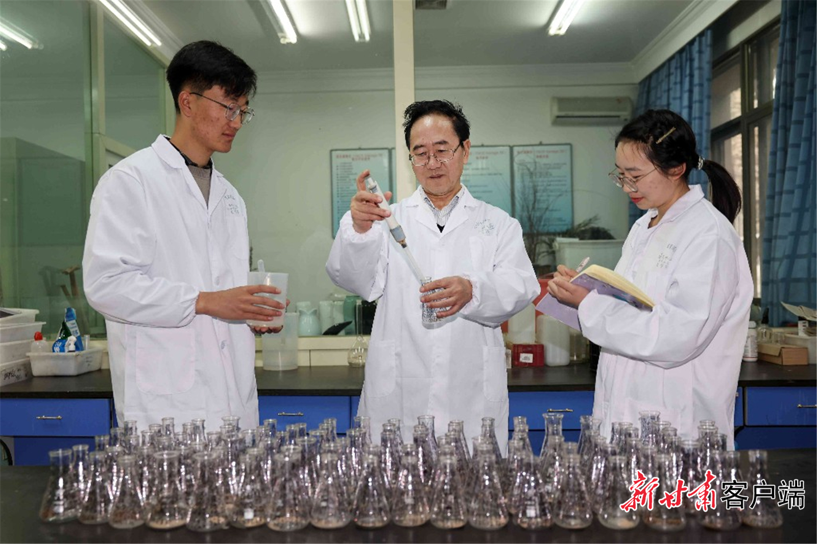 柴守玺教授带着学生做实验