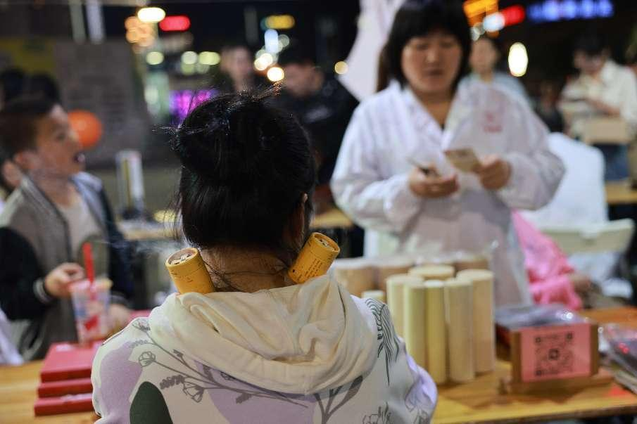 ▲市民积极体验中医特色疗法。